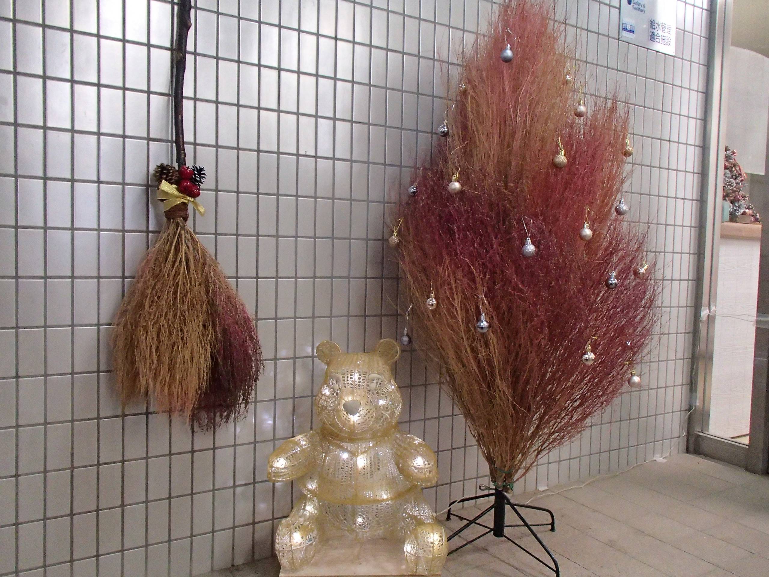 コキアのクリスマスツリー&松ぼっくりでハンドメイドの写真