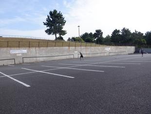 海の公園でテニスの練習！