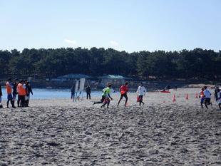 ビーチでフライングディスクをキャッチ!!