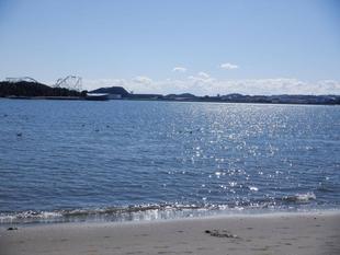 澄み切った空と海　冬の海の公園　