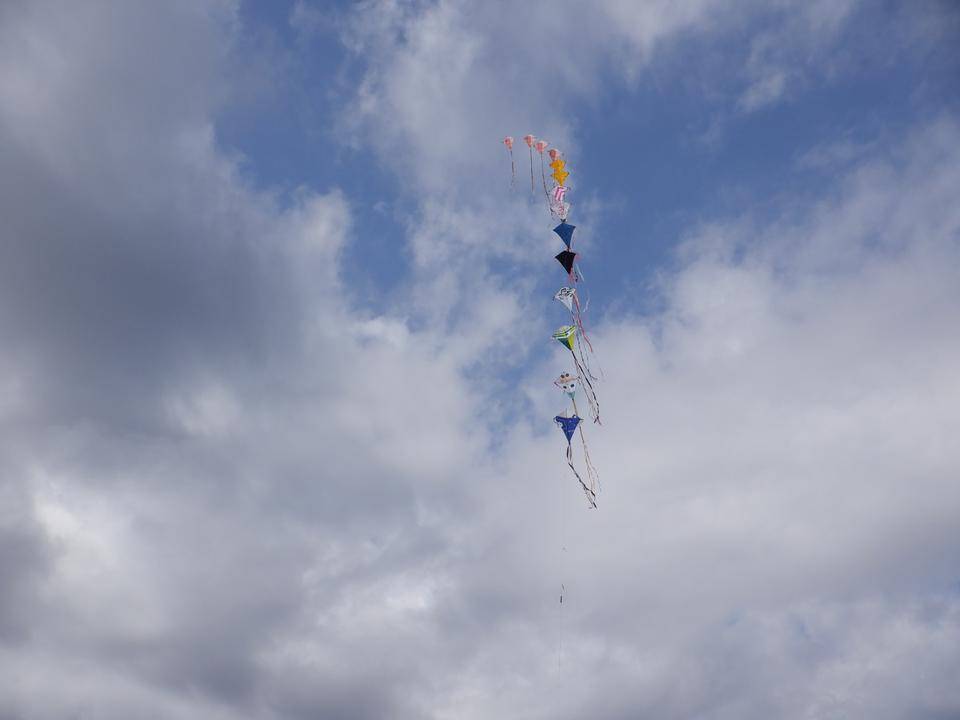 海空に凧(たこ)あがれ!の写真