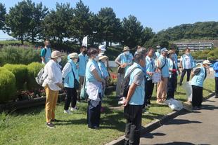  ボランティアで花植えとビーチクリーン活動