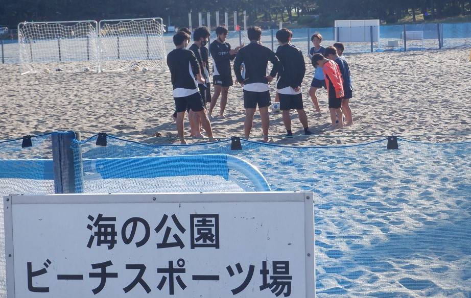 ビーチサッカーに苦戦!「ビーチサッカークリニック」の写真
