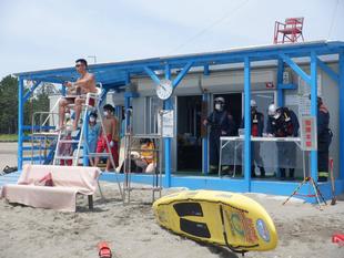 海水浴場の安全のために　～金沢消防署とライフセーバーによる合同水難救助訓練実施～