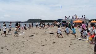 海の公園海水浴場ＯＰＥＮ　～海開きでビーチ巨大かるた取り大会開催～