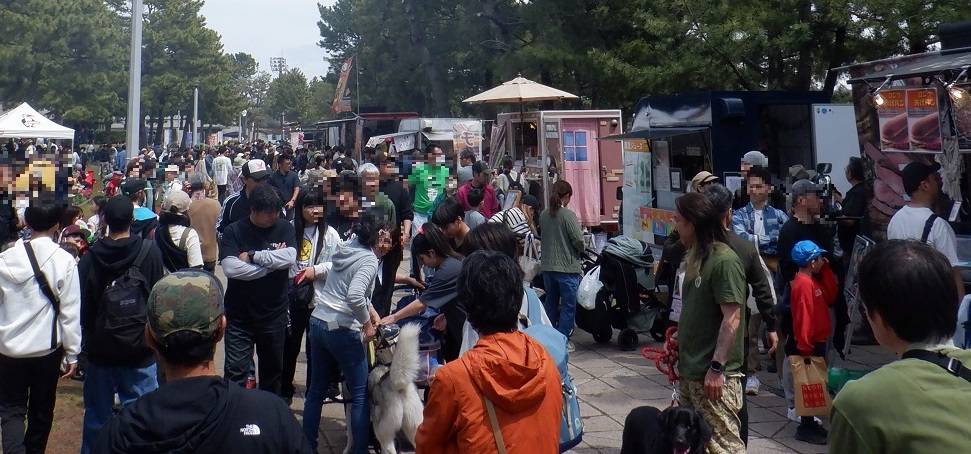 たくさんの方で賑わいました🚙「GOOD OPEN AIRS 2024~アウトドアフェアin海の公園~」の写真