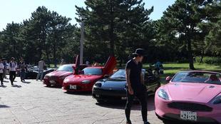 海の公園にスーパーカーが勢ぞろい🚙