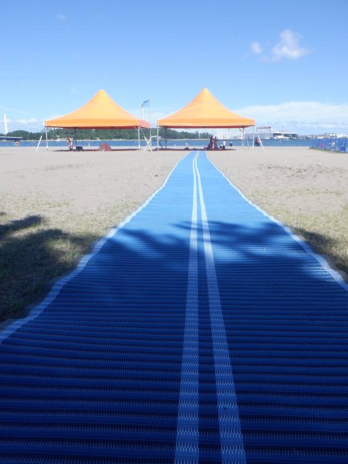 砂浜にモビマットを設置しました🌞の写真