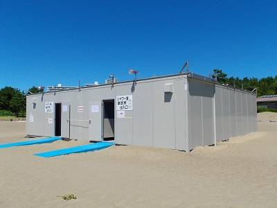 【海で遊ぶ】海水浴場砂浜更衣室.JPG