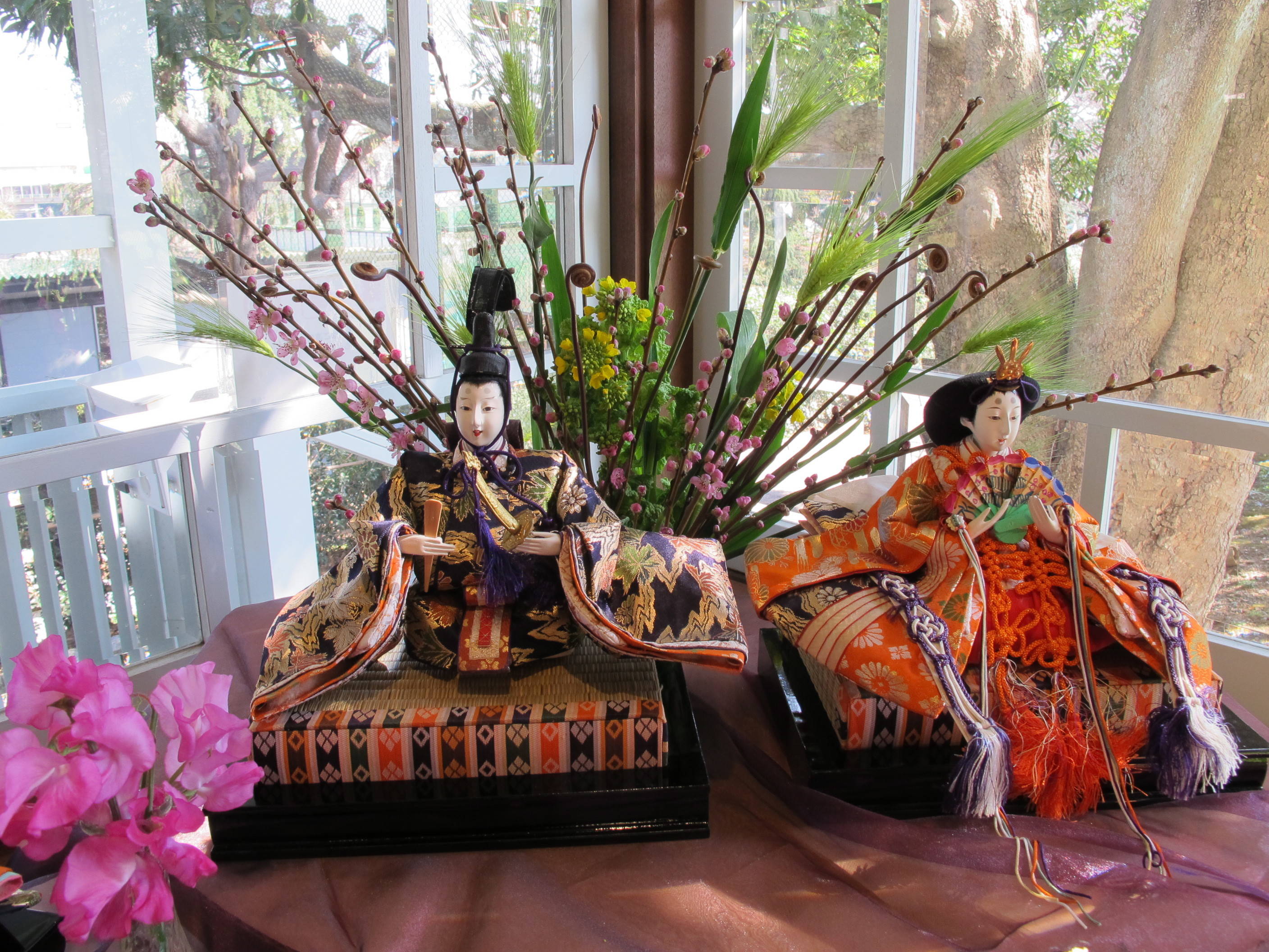ひな祭り装飾が始まりました。の写真