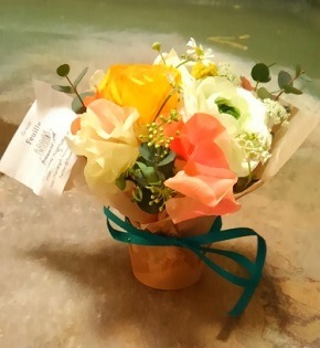 アンズとお花の写真