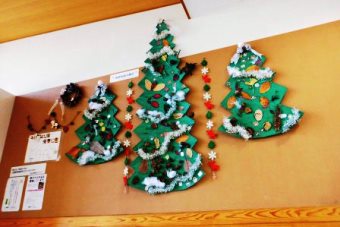 「段ボールのクリスマスツリー」の写真