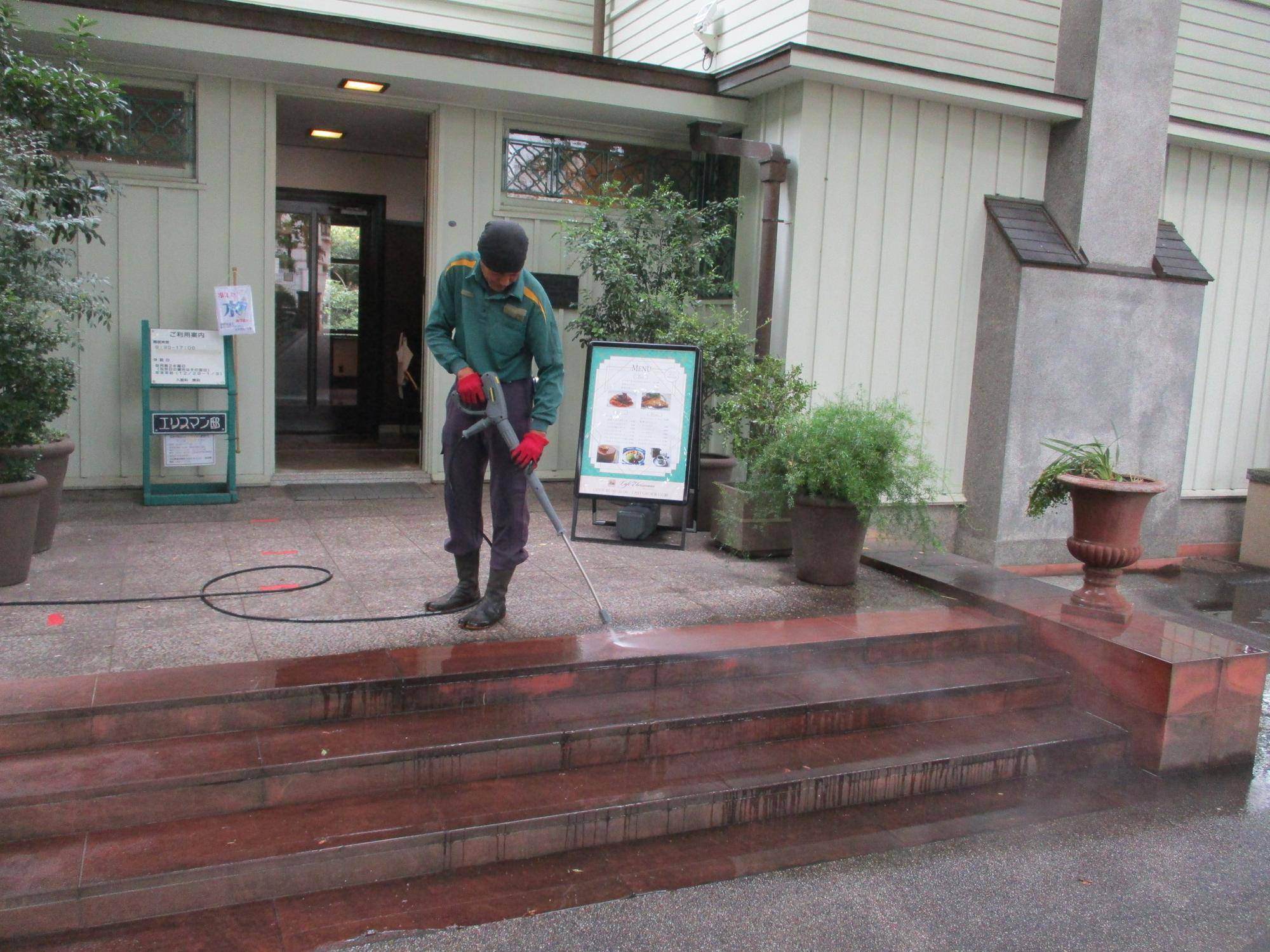 ①エリス玄関高圧洗浄.JPG