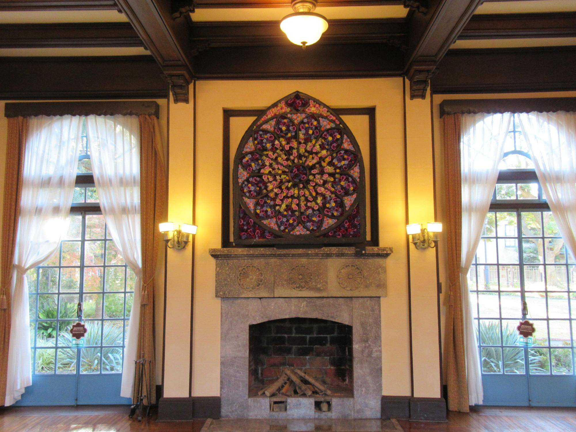 【ベーリック】 リビング暖炉教会のステンドグラス風.JPG