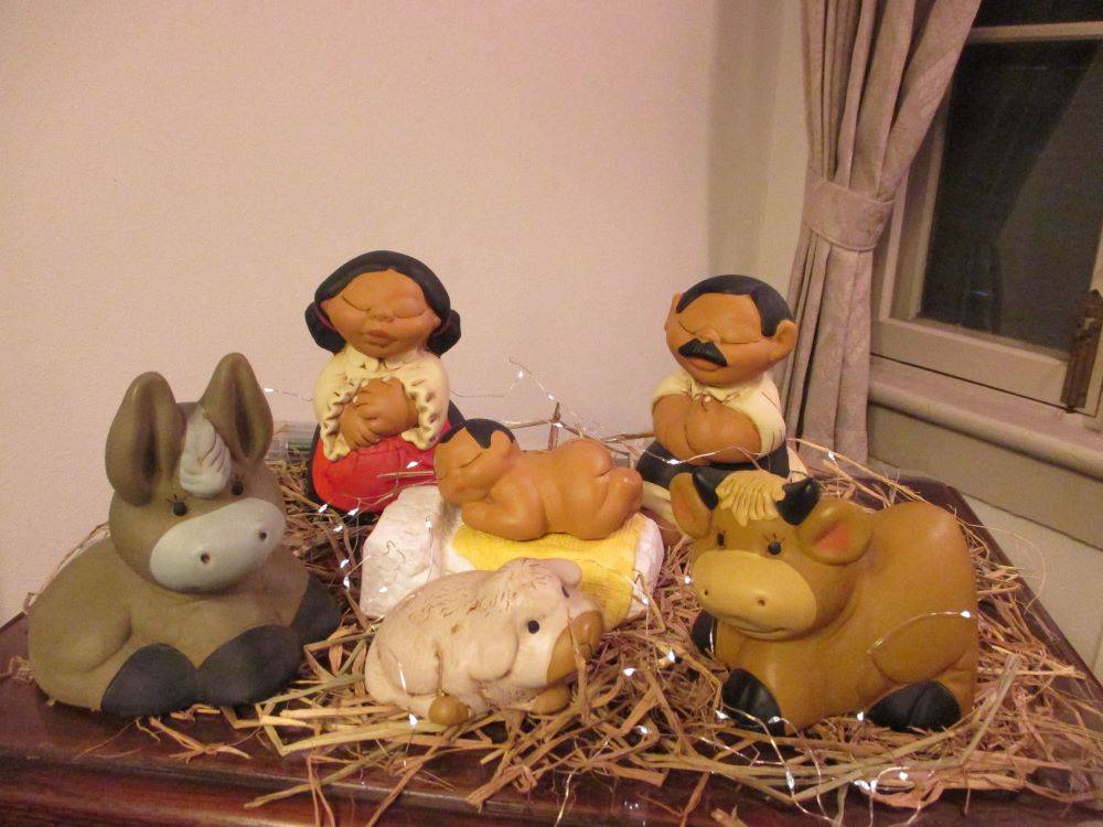 1205 234 ③居間の暖炉上のクリスマス人形.jpg