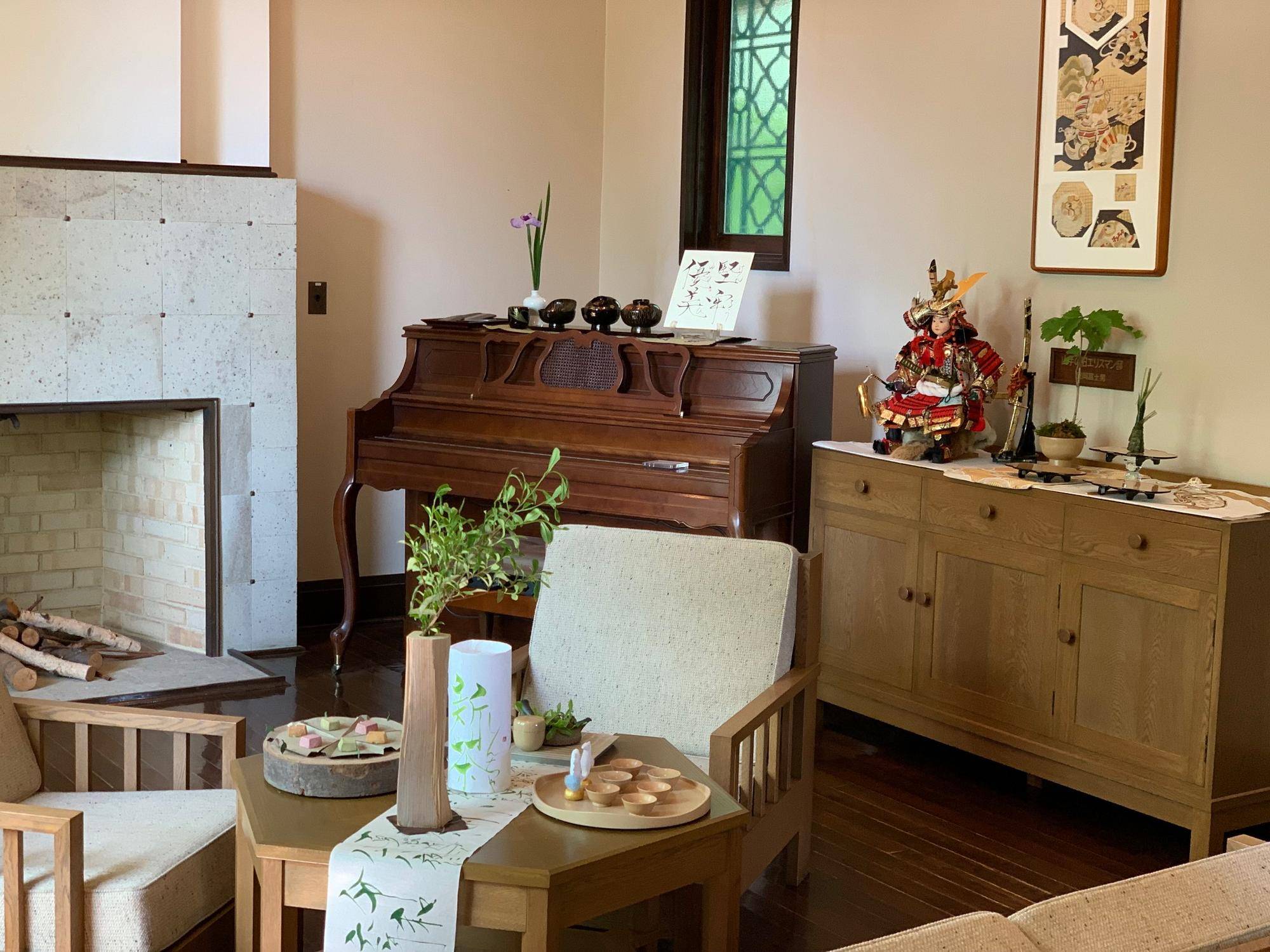 ②0502エリスマン邸端午の節句装飾応接室.jpg