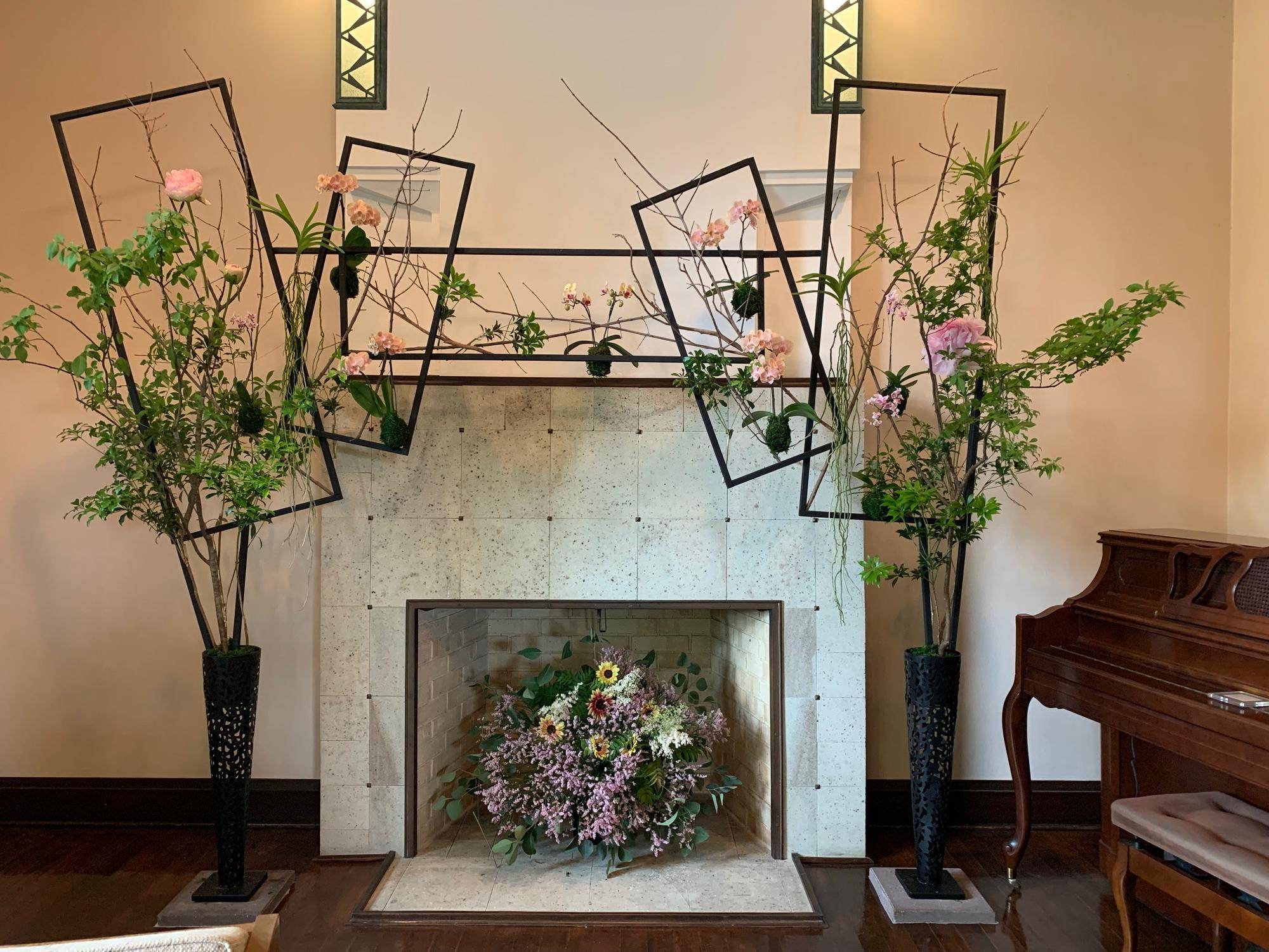 0601花と器2024エリスマン邸暖炉.jpg