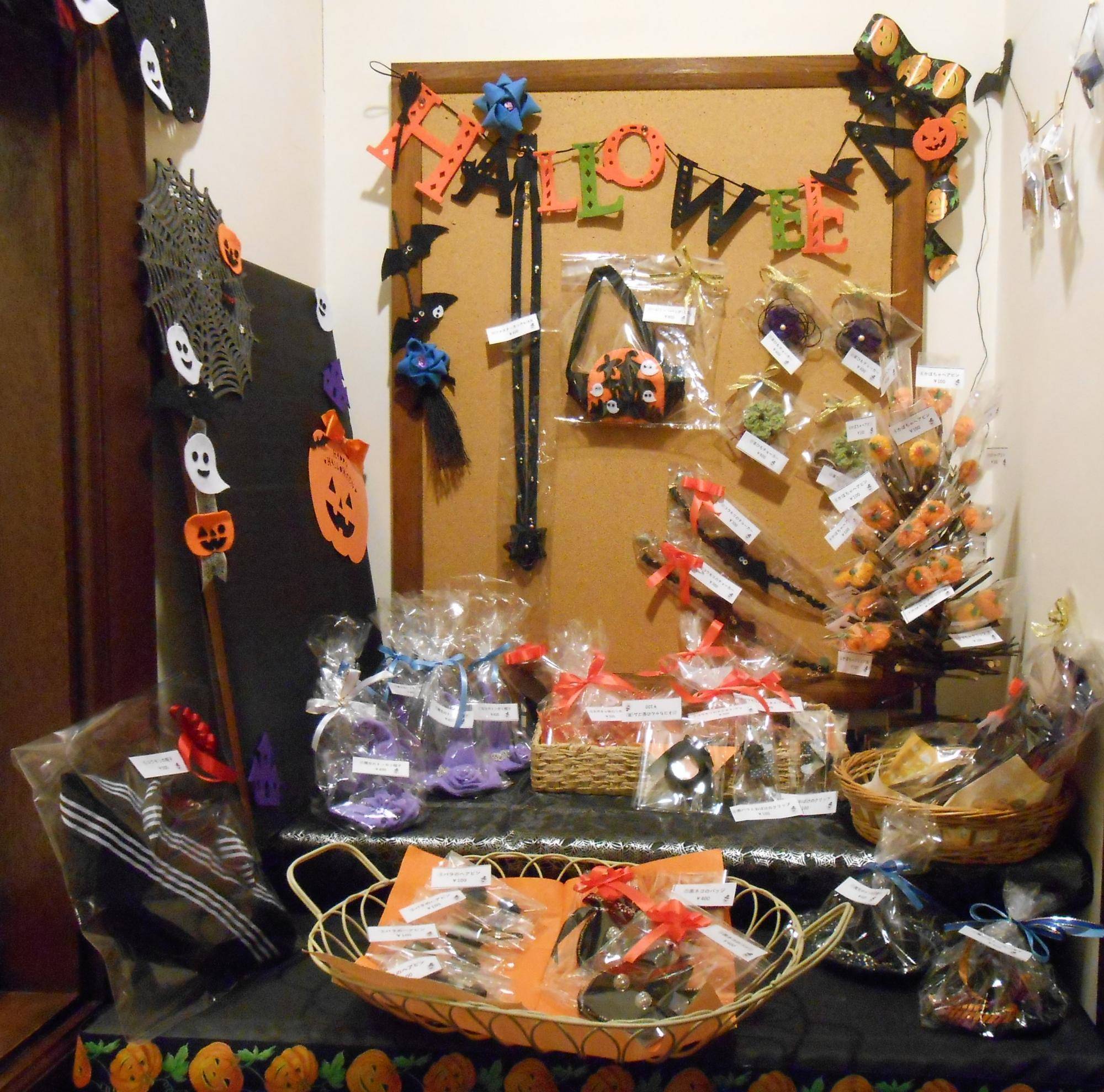 2024.10.12.ハロウィングッズ販売_山手111番館.JPG