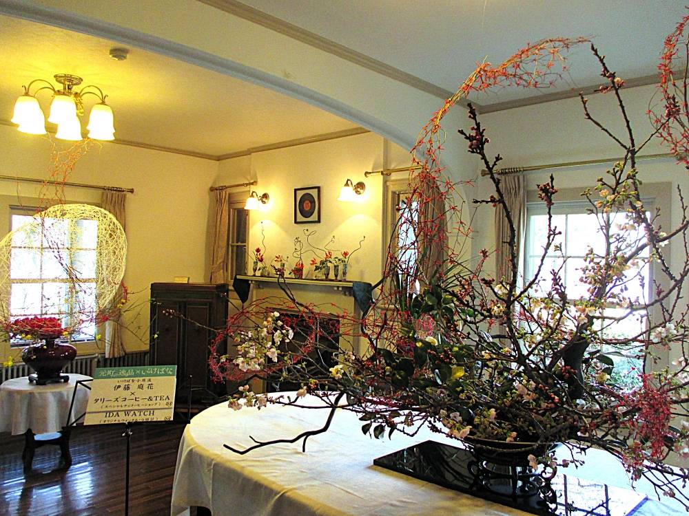 0320 234 ①居間〈いけばな小原流〉伊藤庭花先生.JPG