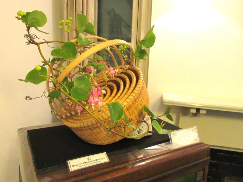 0605 234 ③ 花と器（蓄音器）.JPG
