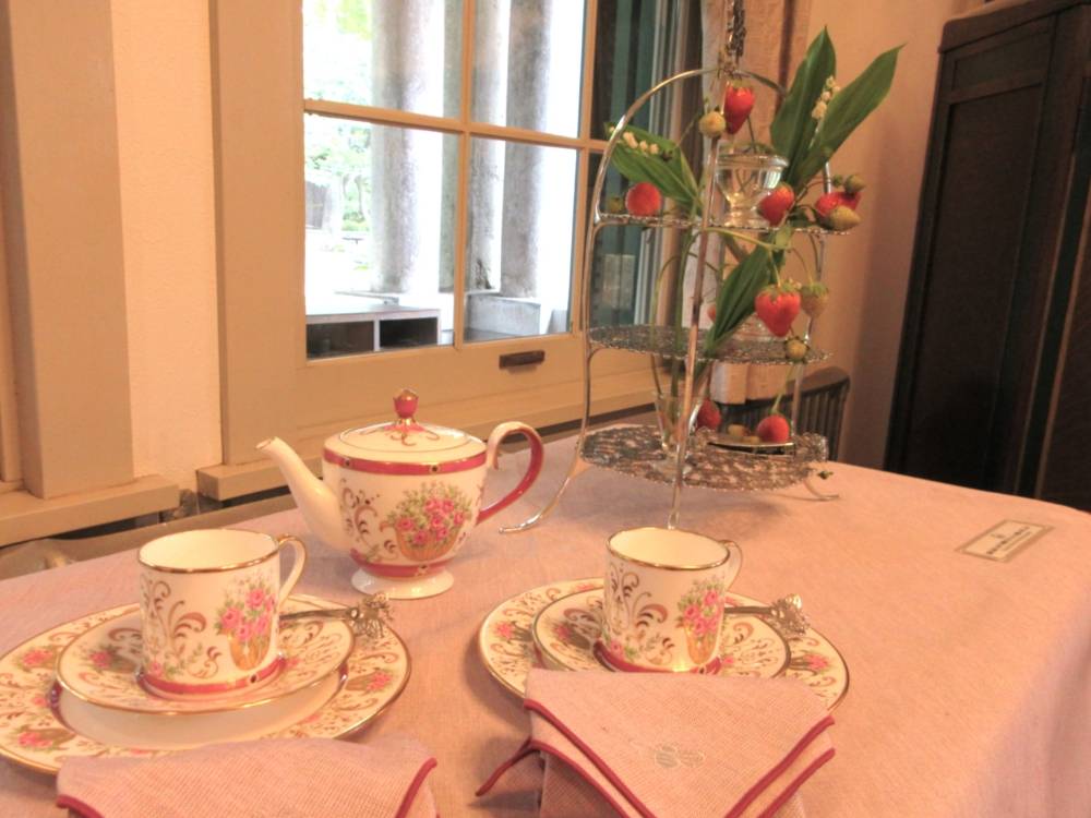 0605 234 ② 花と器（居間）.JPG