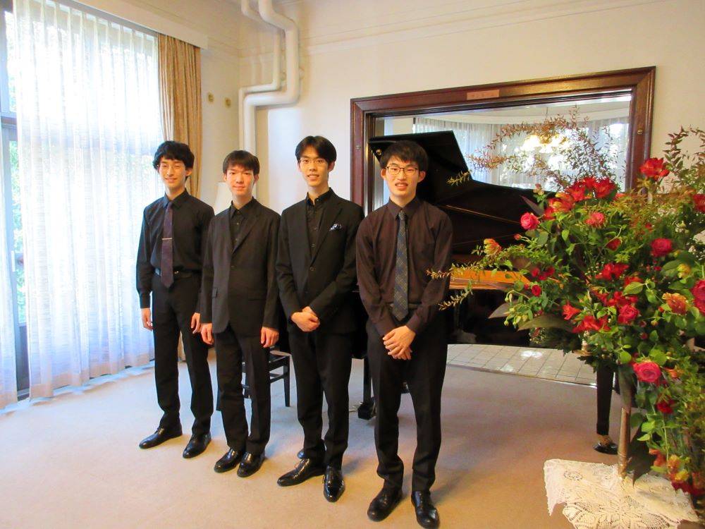 0829-サマーフェスティバル・コンサート出演者4名ホールピアノの前(イギリス館).JPG