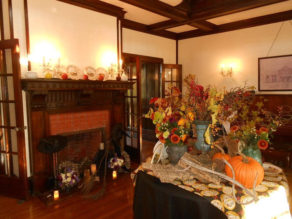 ハロウィン装飾＿山手111番館 (1).JPG