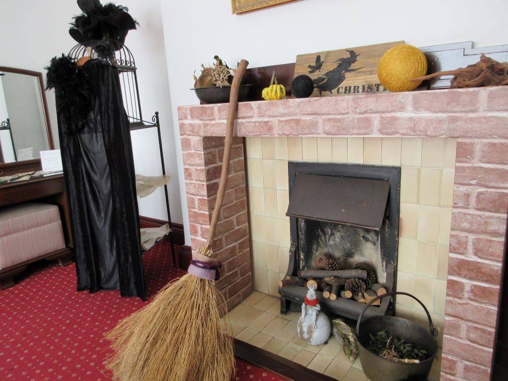 1017⑥ハロウィン装飾寝室暖炉(イギリス館).jpg