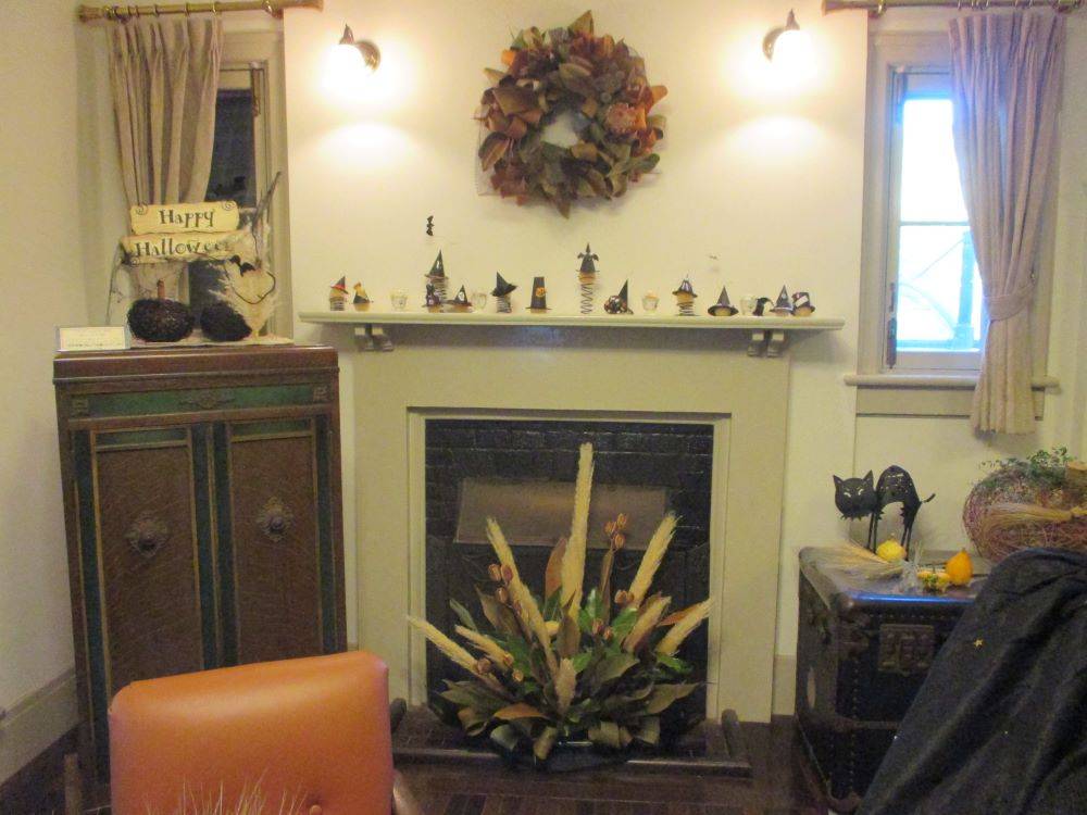 1017.234②ハロウィン装飾暖炉全体.jpg