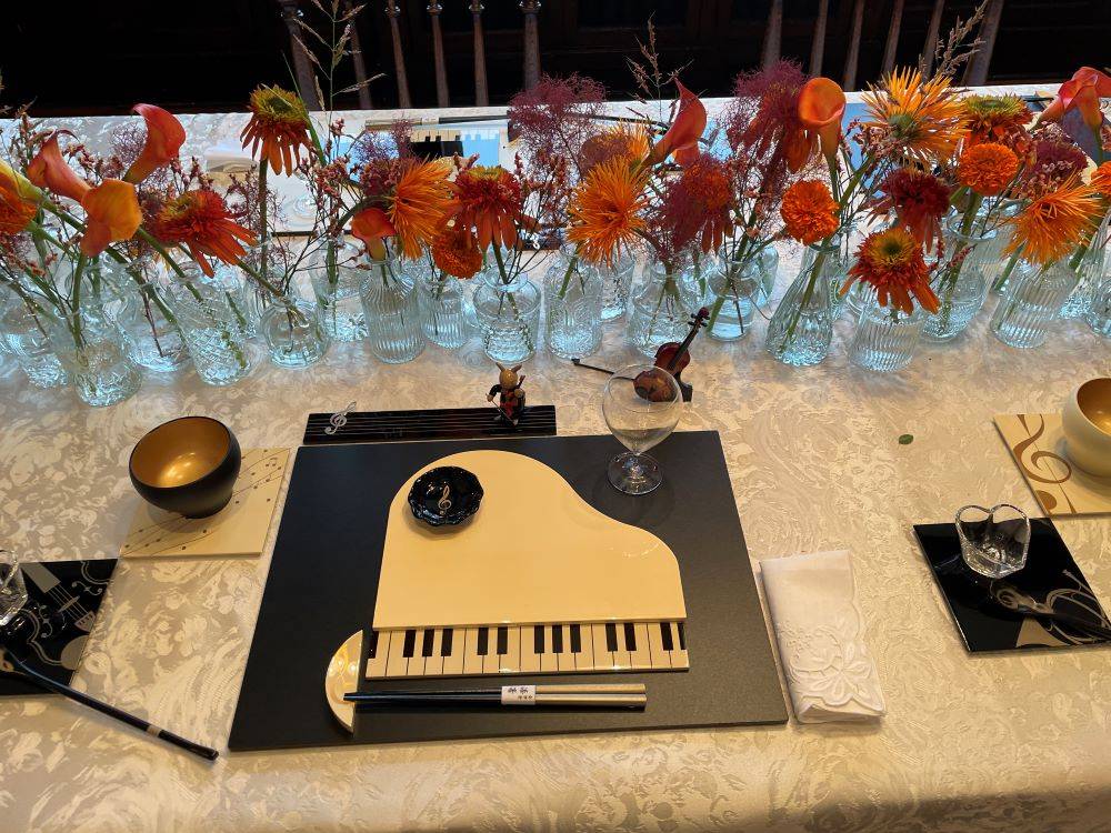 R6-花と器(111番館) (会津塗).JPG