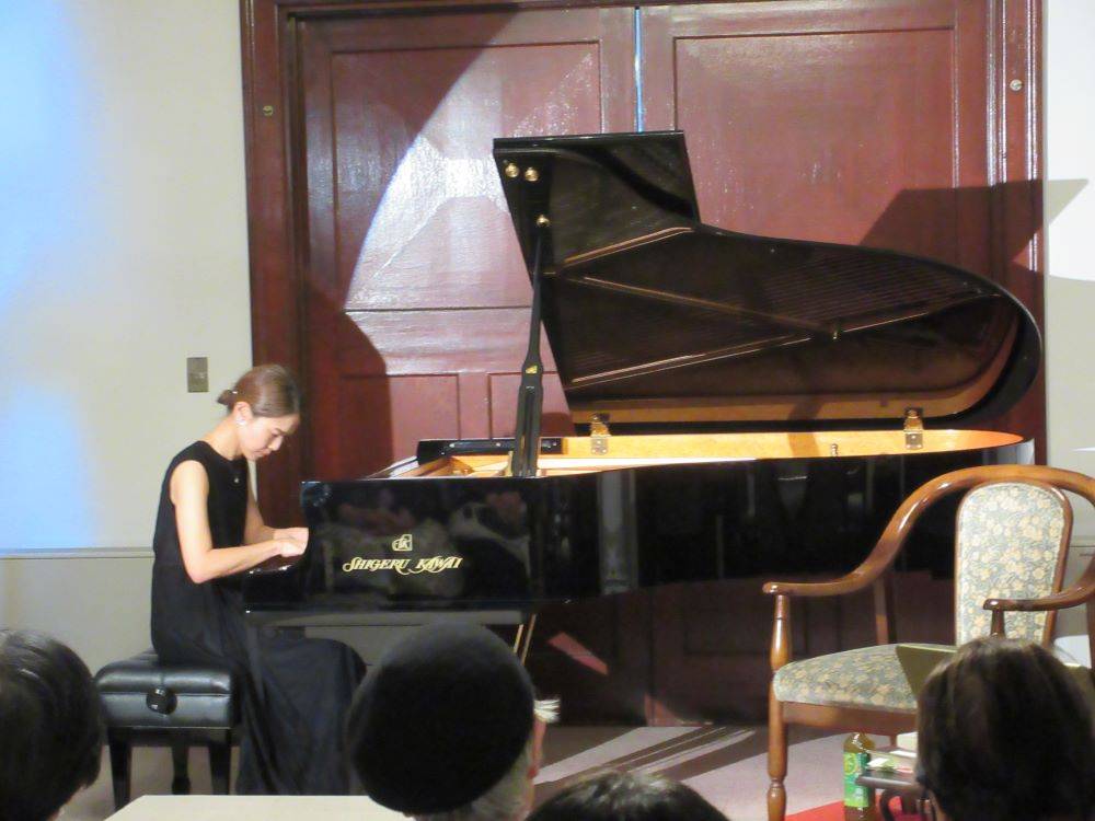 1123イギリス館本活 (3).JPG