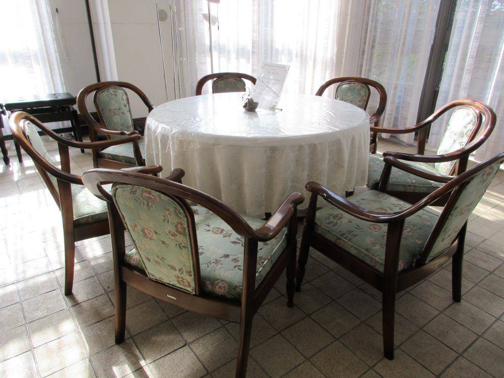 0121ホールサンポーチ椅子修繕①（イギリス館） (1).JPG