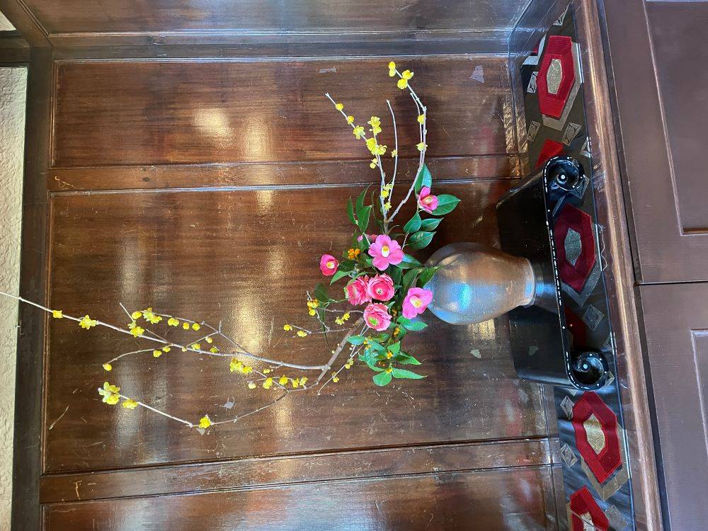 新春の装飾ダイニング棚　椿とろう梅(111番館) .JPG