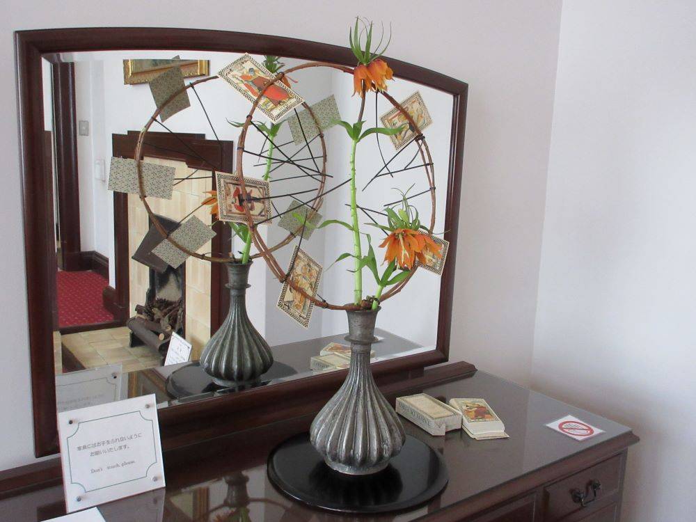 0320寝室①（横浜市イギリス館）〈いけばな小原流〉工藤先生.JPG