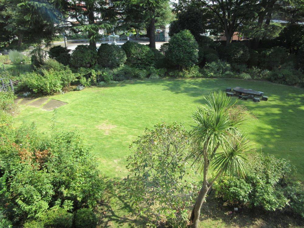 0821イギリス館中庭 ②.JPG