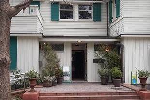 エリスマン邸玄関にコンテナガーデンお目見え。