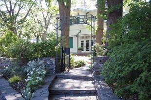 エリスマン邸の前庭の様子