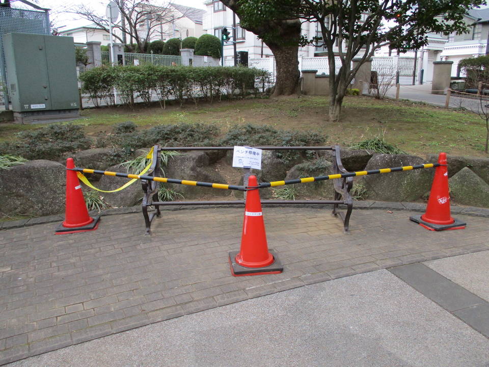 元町公園のベンチ修理中！の写真