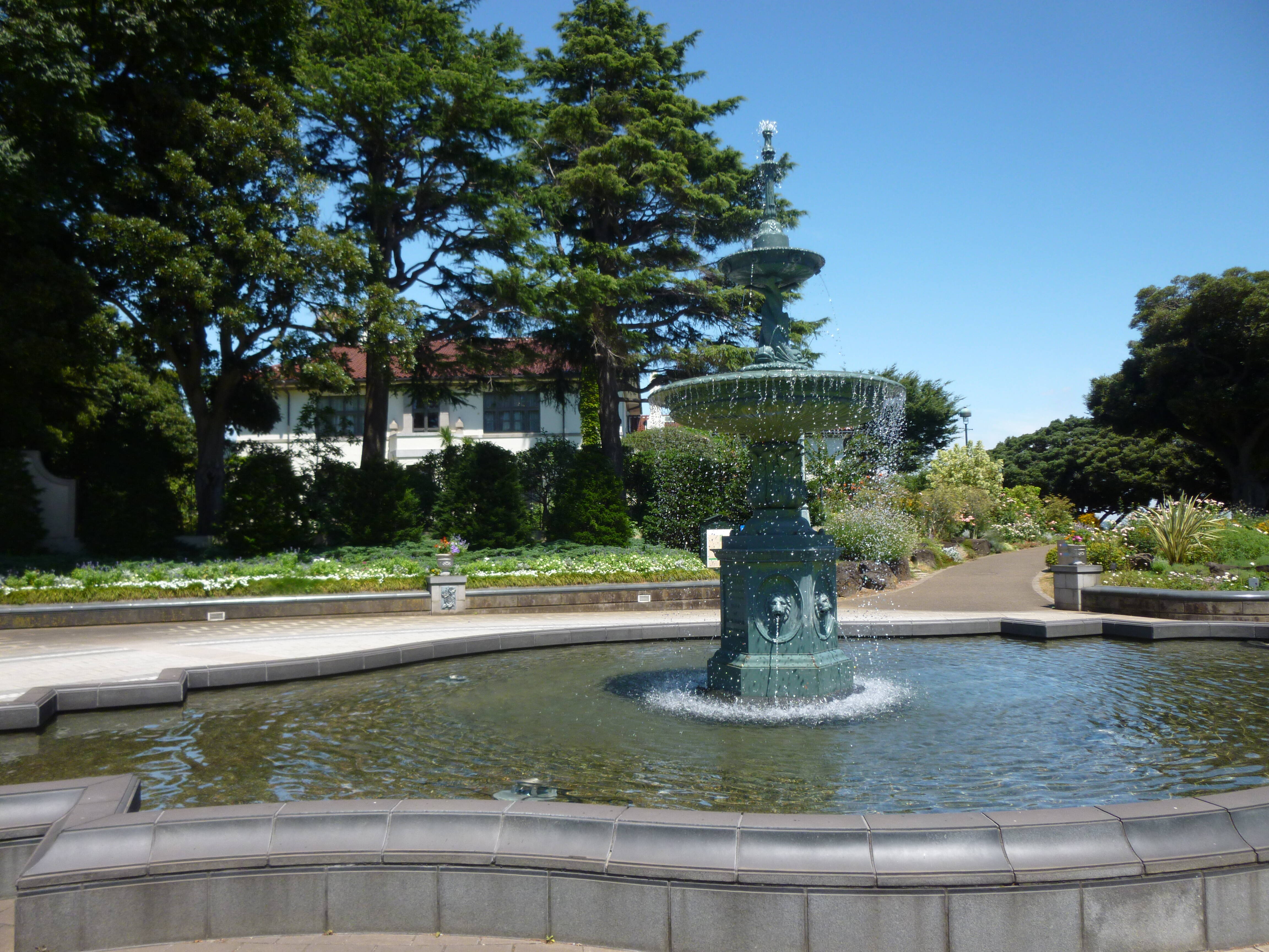   港の見える丘公園ビュー　≪夏・噴水≫の写真