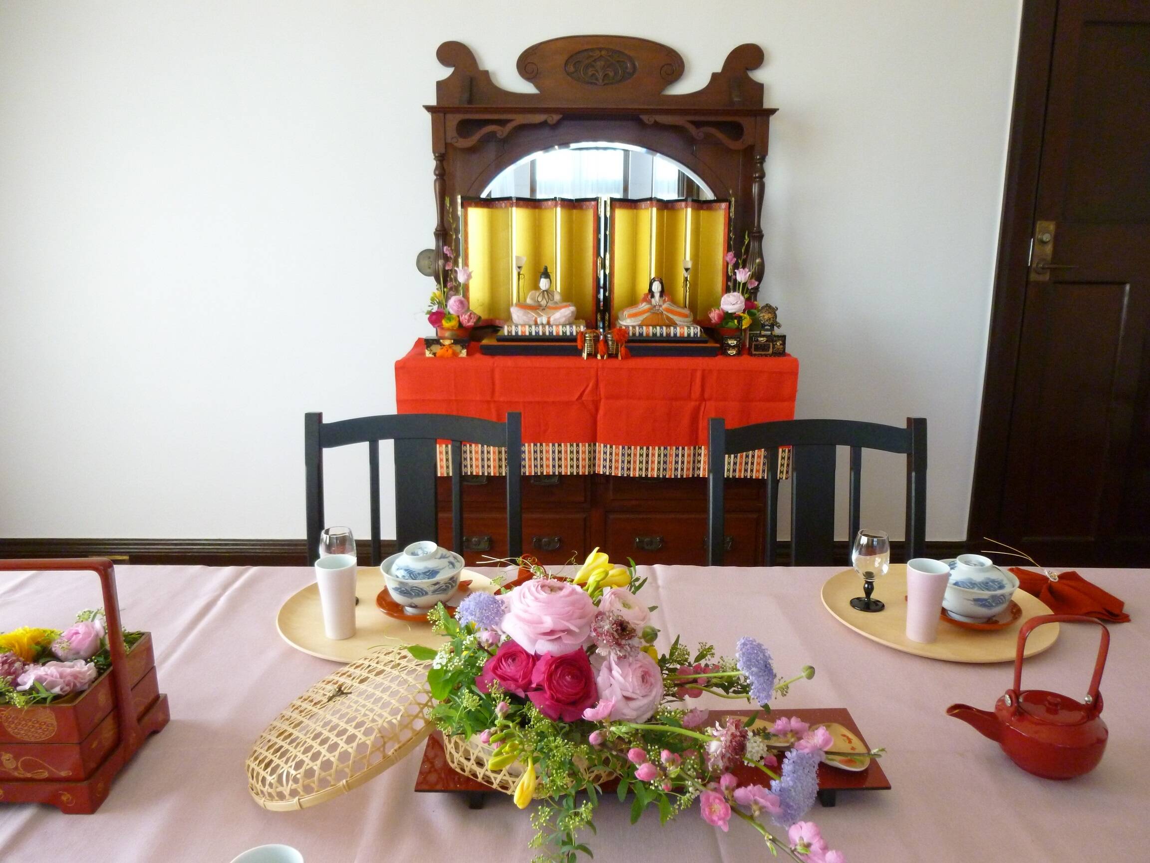 横浜市イギリス館　ひな祭り装飾「桃の節句を楽しむ」の写真