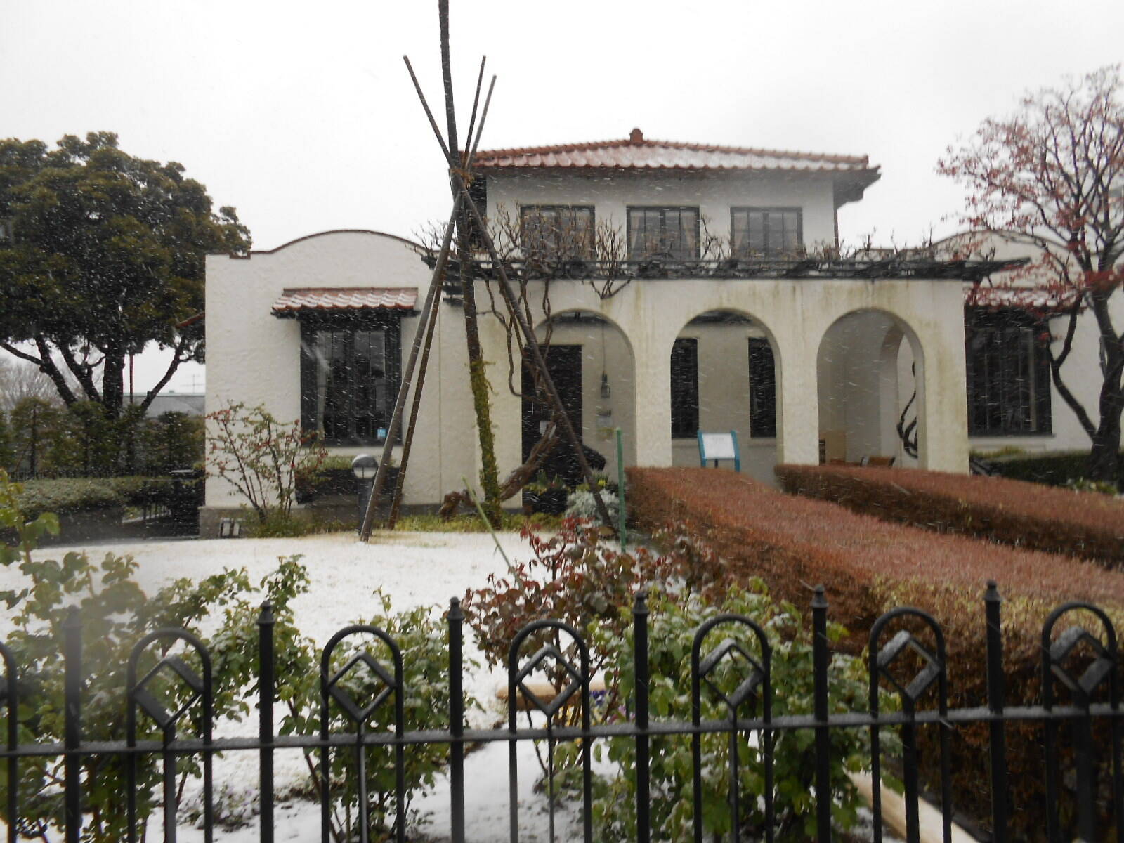 山手111番館も雪化粧の写真