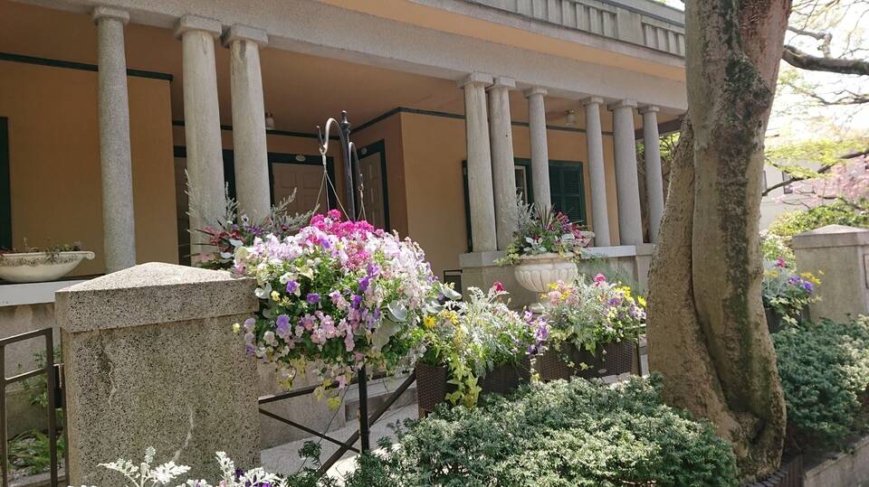 山手234番館　ハンギングバスケットの写真