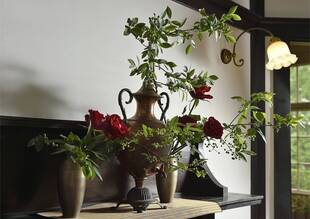 花と器のハーモニーで飾られた赤いバラ