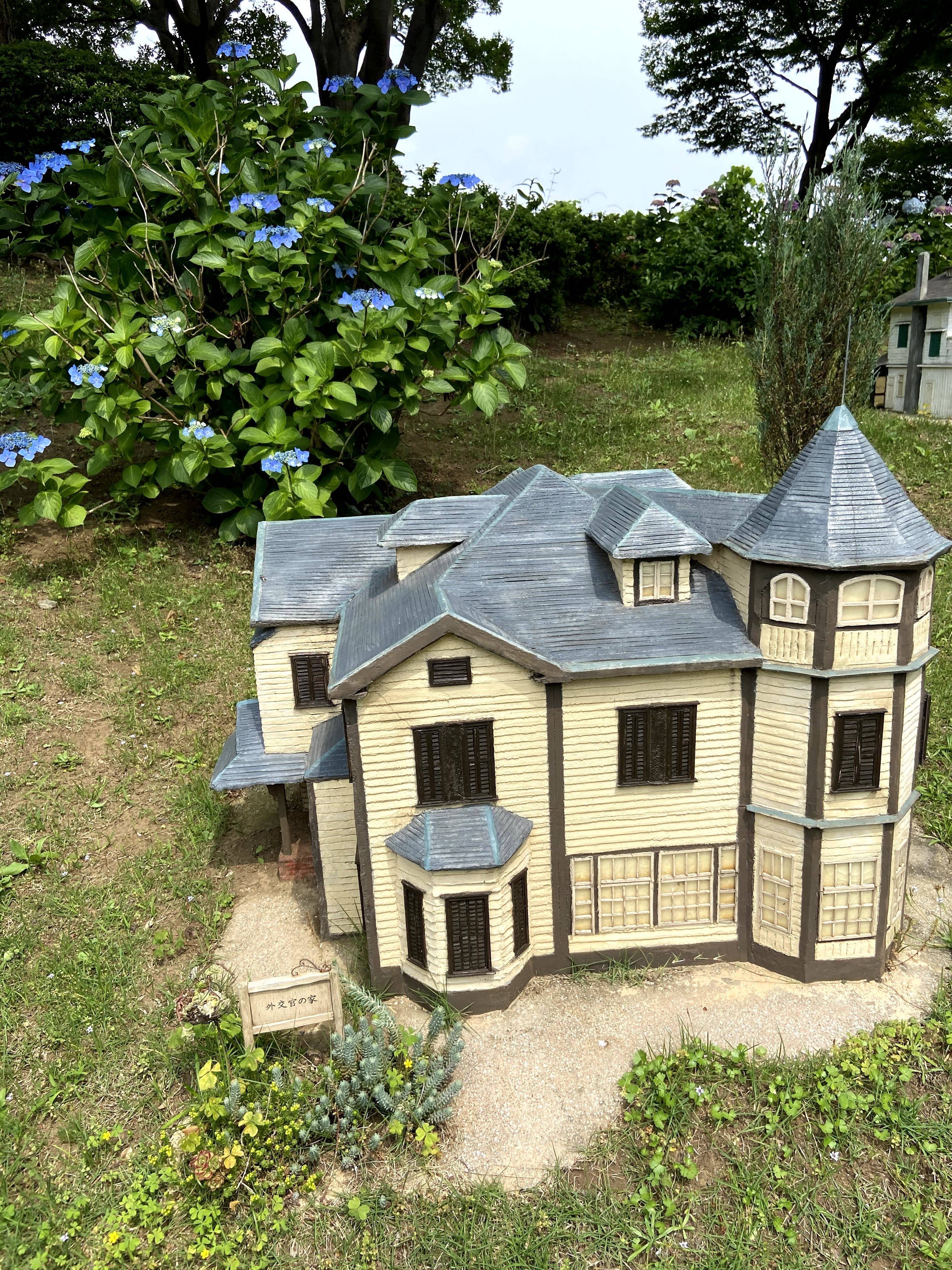 小さな西洋館の丘の写真