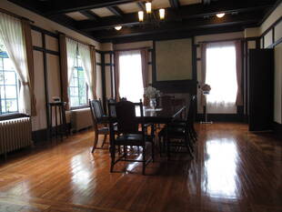 ベーリック・ホール　休館日にワックスかけ