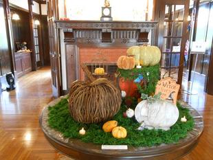 山手111番館　ハロウィンの飾りつけ