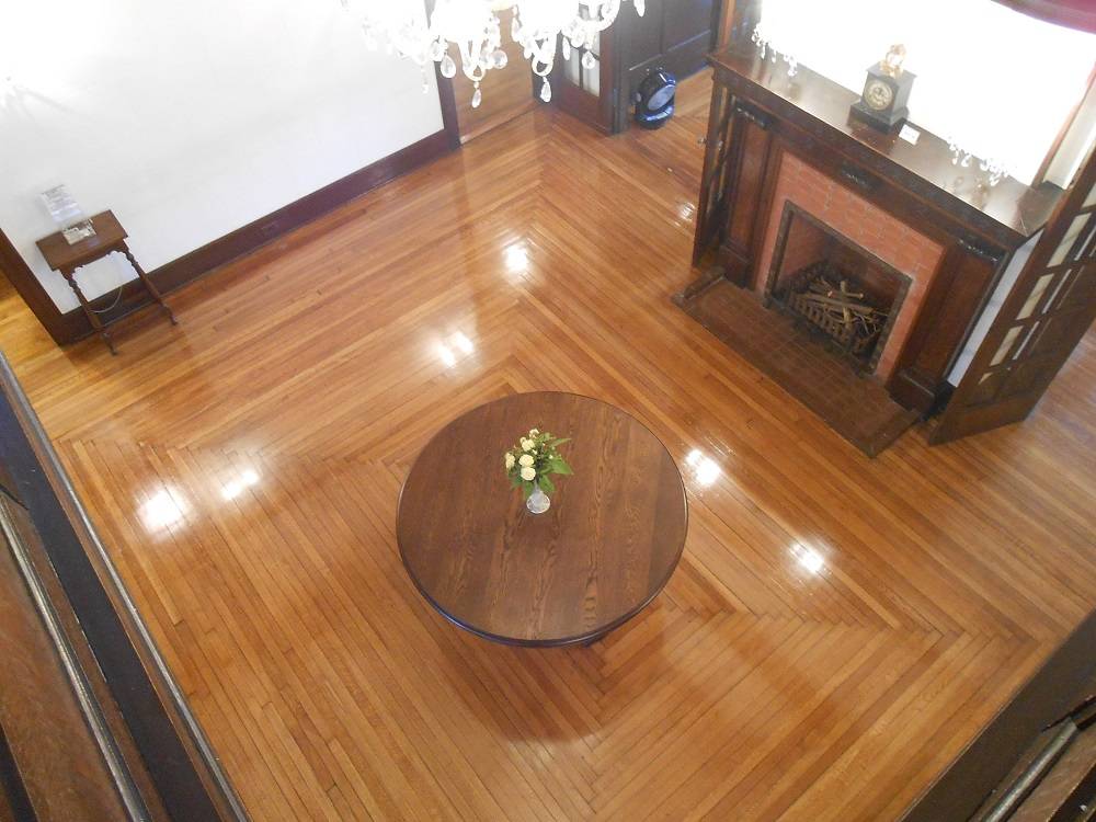 山手111番館 ホールの床の美しさの写真