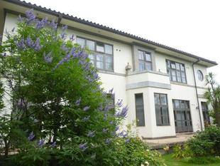 横浜市イギリス館　夏の中庭から