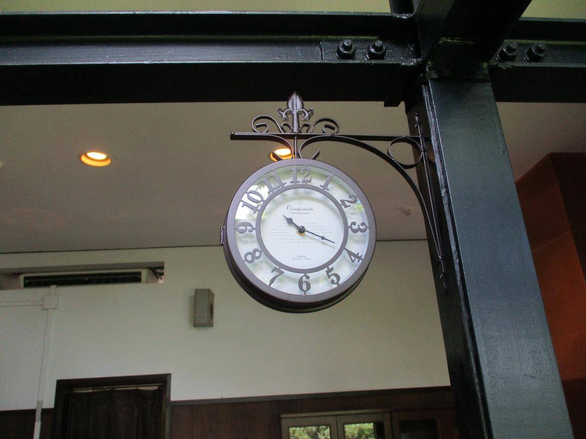 café ehrismannの時計の写真