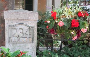 山手234番館　秋のハンギングバスケットとプランター